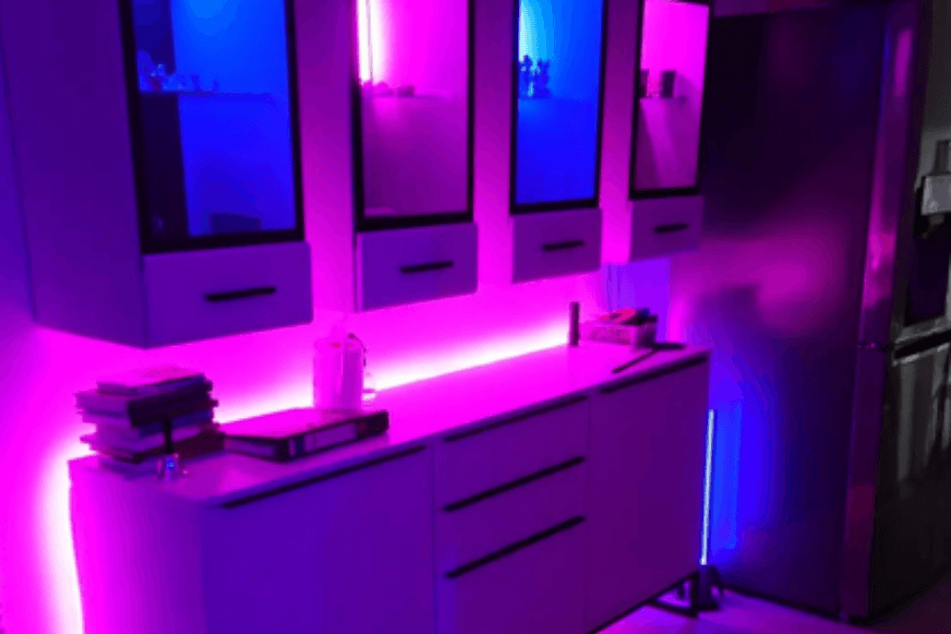 Man sieht eine Wohnung, die mit Philips Hue Lightstrips indirekt beleuchtet wird.